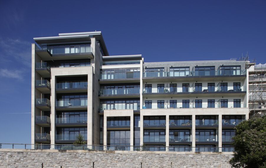 CP 96 Schuifsystemen en ConceptWall 50 Vliesgevels - Appartementencomplex Azure Project gelegen in Plymouth, Verenigd Koninkrijk