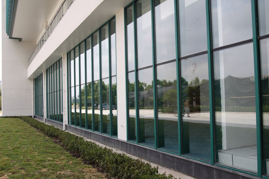 ConceptWall 60 Vliesgevels en BriseSoleil 100 Zonwering - Sports centre Shanghai Qizhong Tennis Centre gelegen in Shanghai, China