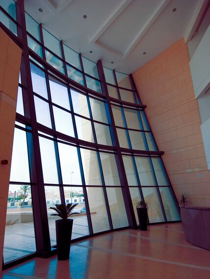 ConceptWall 50 Vliesgevels - Al Jawhara Center gelegen in Salmaniya, Bahrein