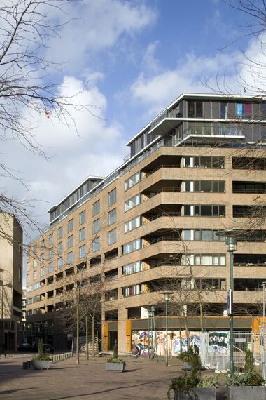 CP 96 Schuifsystemen - Appartementencomplex De Hofdame: woongebouw zonder enorme massa gelegen in Rotterdam, Nederland