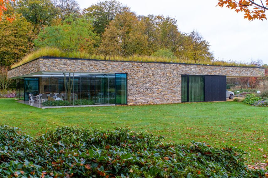 SlimLine 38 Ramen - Villa Berghuis: een gelijkvloers woonhuis met tijdloze kwaliteiten gelegen in Breda, Nederland