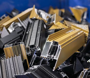 aluminium profiel schroot in blauwe container