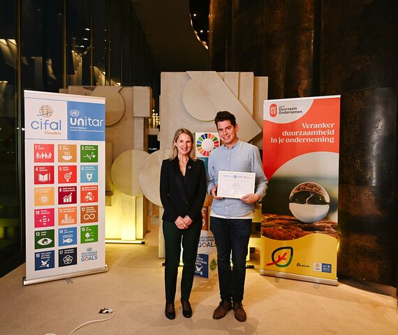 Ken Wright accepting the SDG Pioneer Certificate for Reynaers Group.