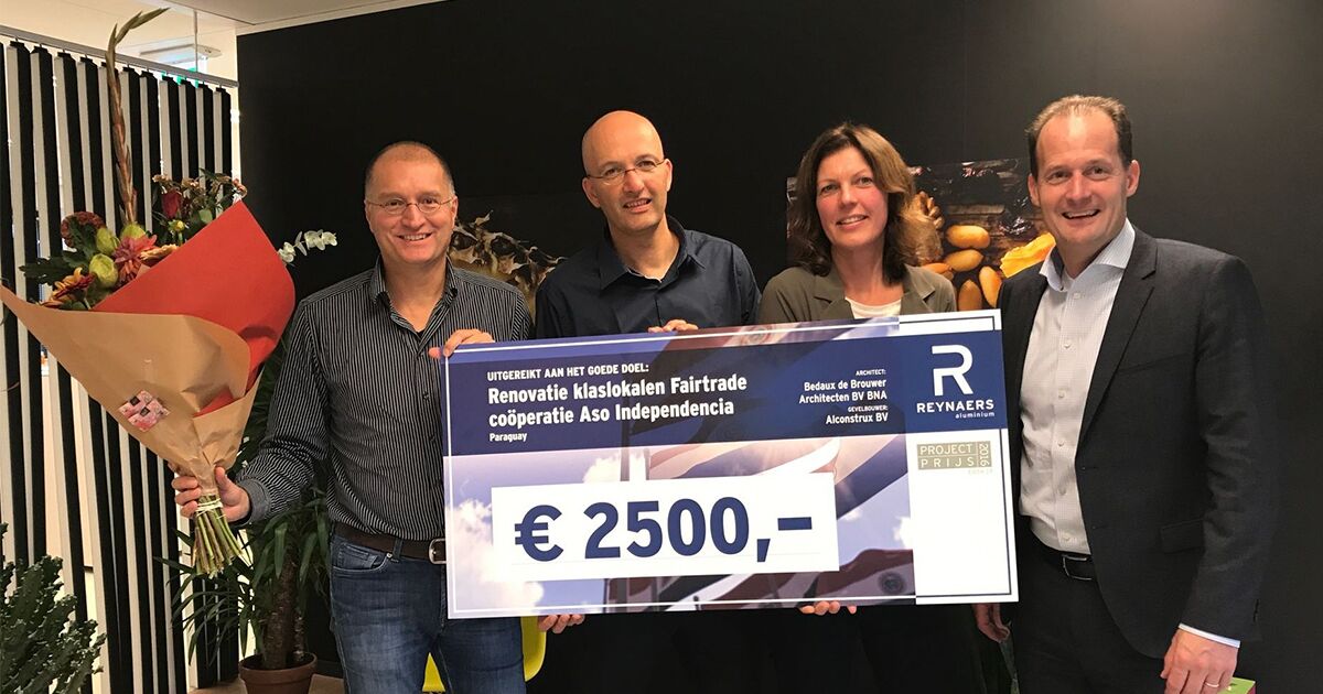 Fairtrade coöperatie Paraguay ontvangt cheque van Reynaers Aluminium.