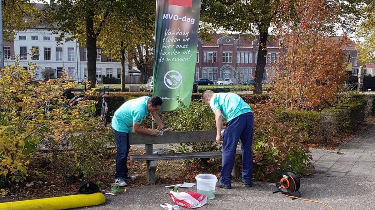 Reynaers Aluminium collega's knappen een bankje op voor de MVO-dag.