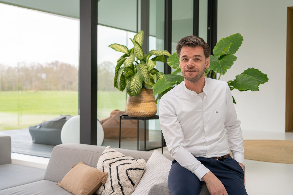 An image of Dennis Weerink in living room of Kleine Krikhaar