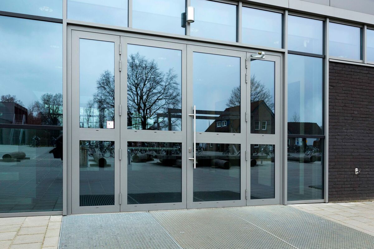 Buitenaanzicht van paniekdeuren in De Metameerschool in Boxmeer.