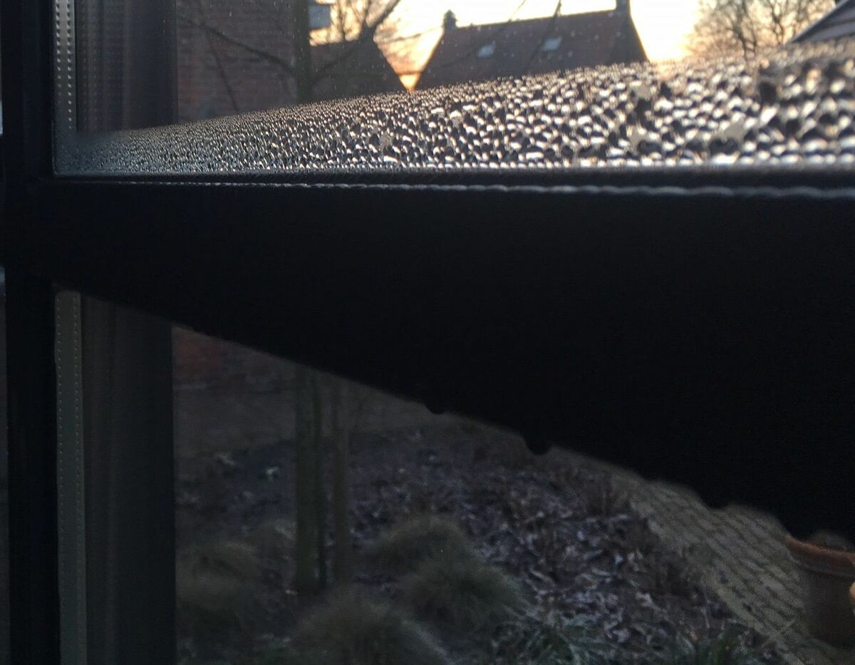 reynaers_aluminium_condens_op_raam