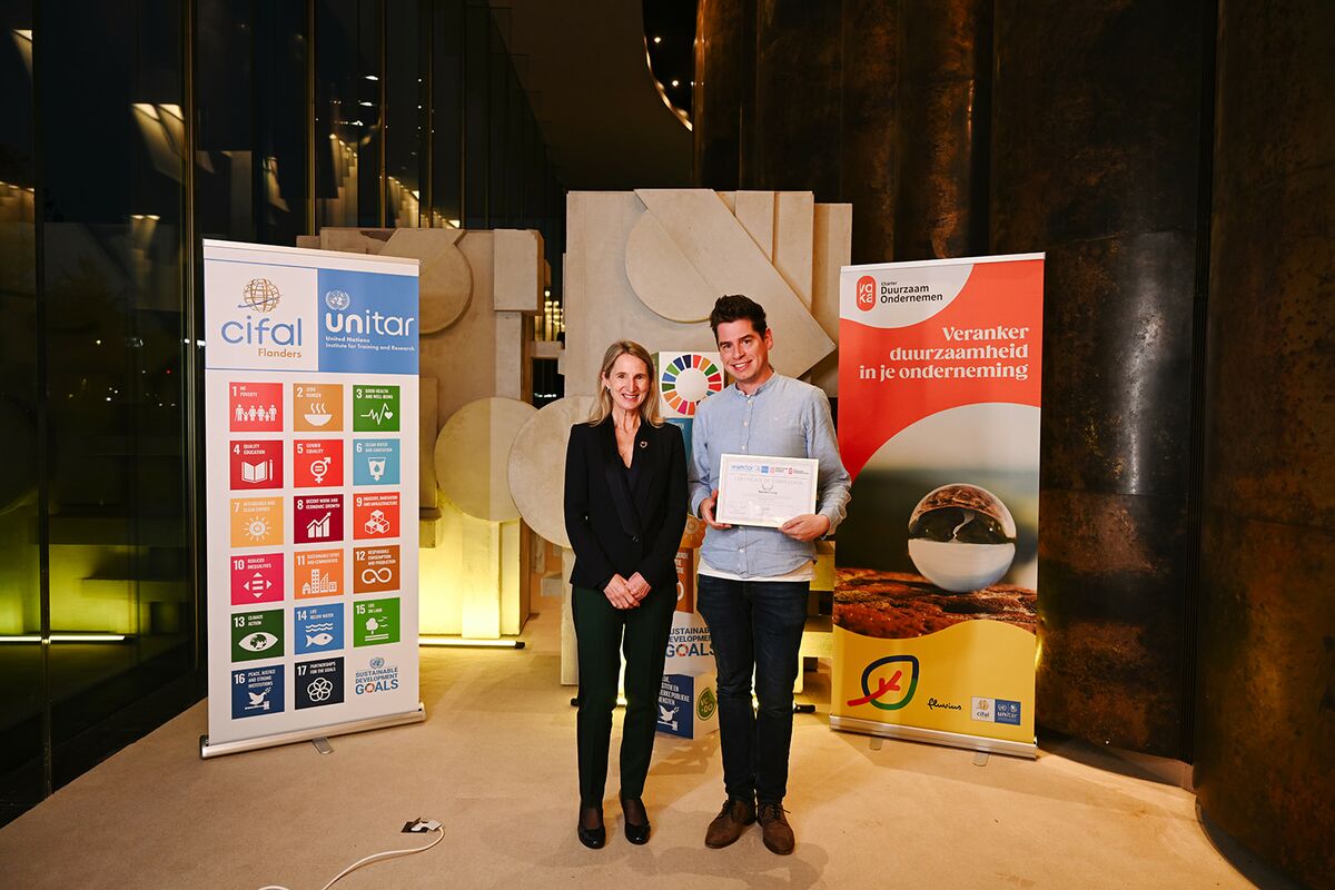 Ken Wright accepting the SDG Pioneer Certificate for Reynaers Group.