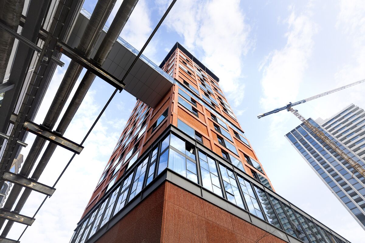 Schuin aanzicht van Haasje Over, hoogbouw in Eindhoven