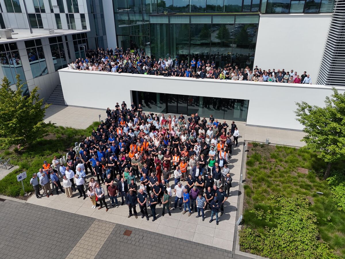 Groepsfoto van medewerkers voor Reynaers Campus.