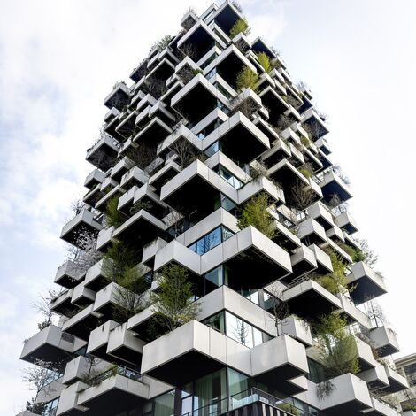 Schuin zicht op vertical forest gebouw.