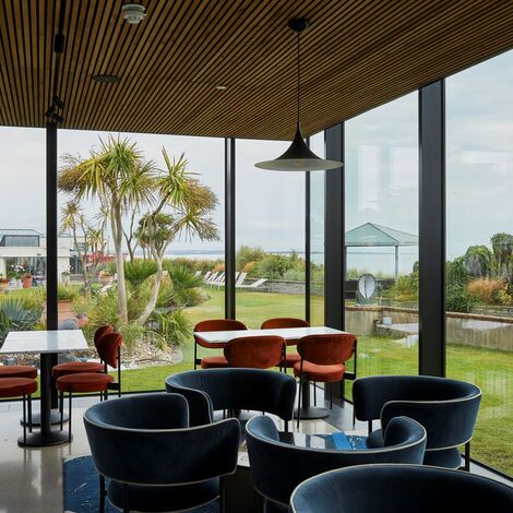 ConceptWall 50 Vliesgevels, SlimLine 38 Deuren, ConceptWall 50 Structureel geklemd Vliesgevels, SlimLine 38 HI Ramen, ConceptSystem 77-HI Deuren en ConceptSystem 77-HI+ Ramen - The Sea Rooms gelegen in Rosslare, Ierland