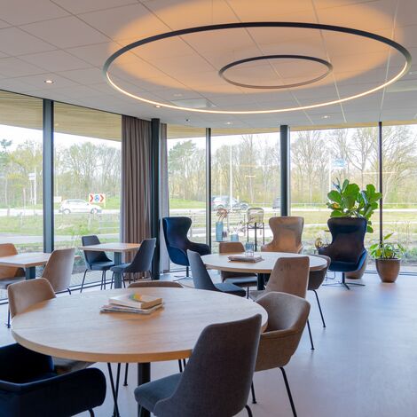ConceptWall 50 Vliesgevels - Office building Hoofdkantoor Van Dijk Groep: een volledig transparante gevel gelegen in Gemert, Nederland