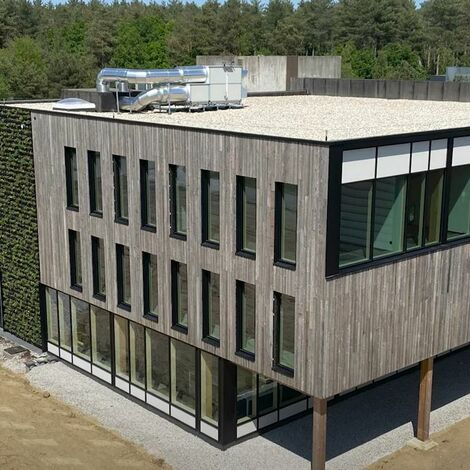MasterLine 8 Deuren en ConceptWall 50 Vliesgevels - 't Centrum: Circulair kantoorgebouw gelegen inBelgië