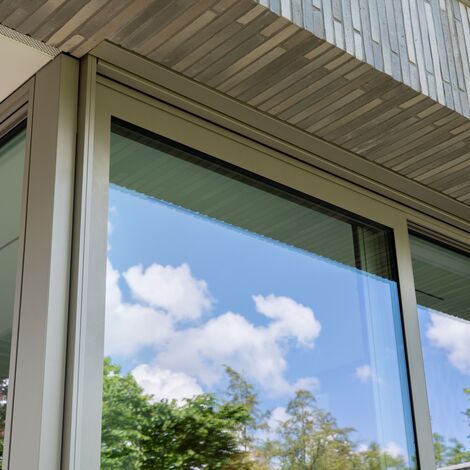 SlimLine 38 Ramen en SlimLine 38 Deuren - Villa HAY rekent af met blokkendoos-structuur gelegen in Breda, Nederland