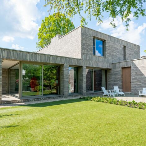 SlimLine 38 Ramen en SlimLine 38 Deuren - Villa HAY rekent af met blokkendoos-structuur gelegen in Breda, Nederland