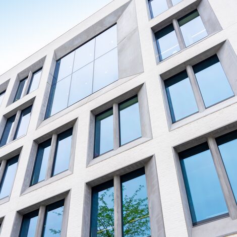 ConceptWall 50 Vliesgevels, MasterLine 8 Ramen en MasterLine 8 Deuren - Stadskantoor Heerlen: gevels flirten met het verleden gelegen in Heerlen, Nederland