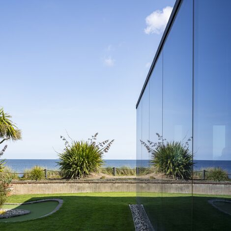 ConceptWall 50 Vliesgevels, SlimLine 38 Deuren, ConceptWall 50 Structureel geklemd Vliesgevels, SlimLine 38 HI Ramen, ConceptSystem 77-HI Deuren en ConceptSystem 77-HI+ Ramen - The Sea Rooms gelegen in Rosslare, Ierland