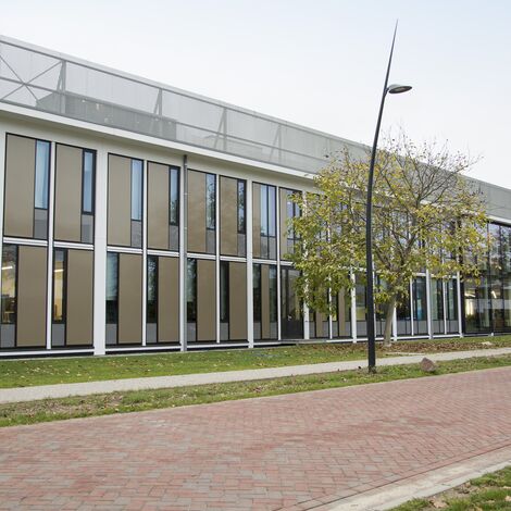 ConceptSystem 77 Deuren, CW 50 Standard Vliesgevels, ConceptWall 50 Vliesgevels en ConceptSystem 77 Verborgen vleugel Ramen - Office building Gebouw N: van rubuuste betonconstructie naar High Tech Systems Park gelegen in Hengelo, Nederland