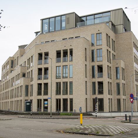 SlimLine 38 Ramen, CS 59 Automatic Door Deuren, ConceptSystem 77 Standard Deuren en ConceptSystem 77 Vlak Deuren - Brabants Dagblad: metamorfose aan het Emmaplein in Den Bosch gelegen in 's Hertogenbosch, Nederland