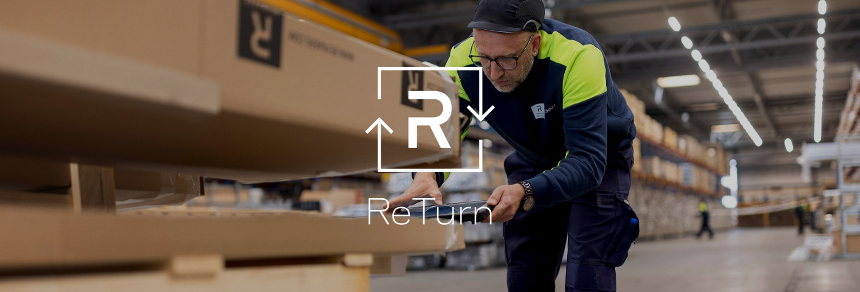 ReTurn-logo voor magazijnmedewerker die pakketten controleert