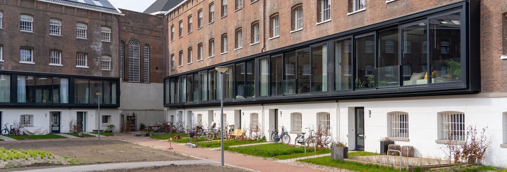 ConceptPatio 130 Schuifsystemen, ConceptSystem 77 Ramen en SlimLine 38 Deuren - Appartementencomplex Tuin van Noord: van gevangenis naar luxe woningen gelegen in Rotterdam, Nederland