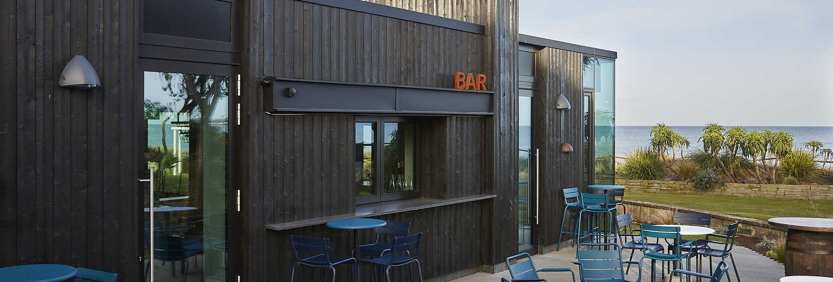 ConceptWall 50 Vliesgevels, SlimLine 38 Deuren, ConceptWall 50 Structureel geklemd Vliesgevels, SlimLine 38 HI Ramen, ConceptSystem 77-HI Deuren en ConceptSystem 77-HI+ Ramen - The Sea Rooms gelegen in Rosslare, Ierland