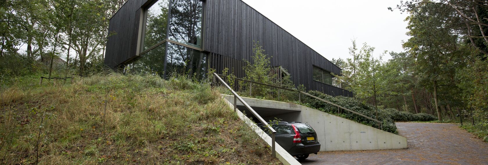 HiFinity Schuifsystemen - Villa Villa Meijendel: zwarthouten duinvilla vol natuurbeleving gelegen in Wassenaar, Nederland