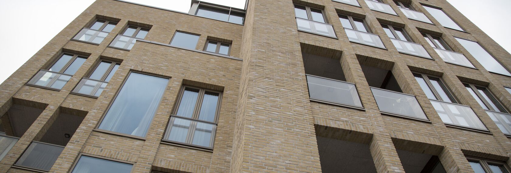 SlimLine 38 Ramen, CS 59 Automatic Door Deuren, ConceptSystem 77 Standard Deuren en ConceptSystem 77 Vlak Deuren - Brabants Dagblad: metamorfose aan het Emmaplein in Den Bosch gelegen in 's Hertogenbosch, Nederland