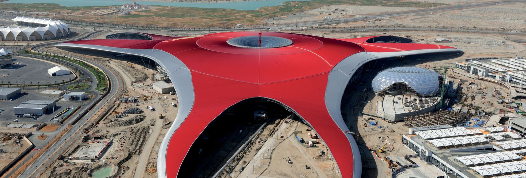 ConceptWall 86 Vliesgevels - Ferrari World Abu Dhabi gelegen in Abu Dhabi, Verenigde Arabische Emiraten