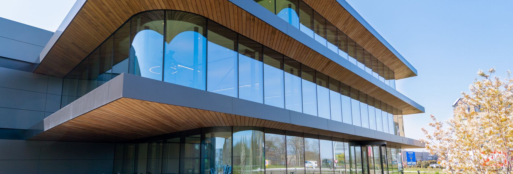 ConceptWall 50 Vliesgevels - Office building Hoofdkantoor Van Dijk Groep: een volledig transparante gevel gelegen in Gemert, Nederland