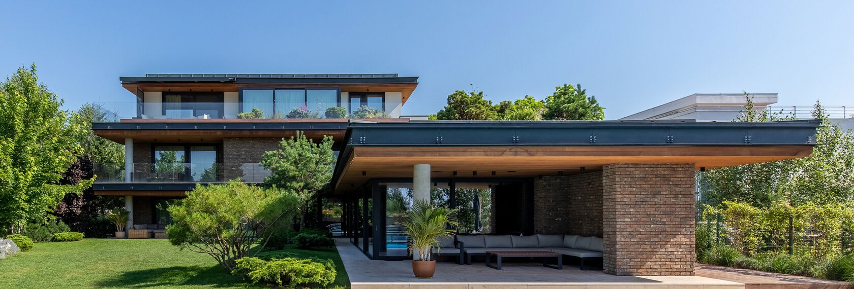 ConceptWall 50 Structureel geklemd Vliesgevels en MasterLine 8 HI+ Ramen - M House gelegen in Voluntari, Roemenië