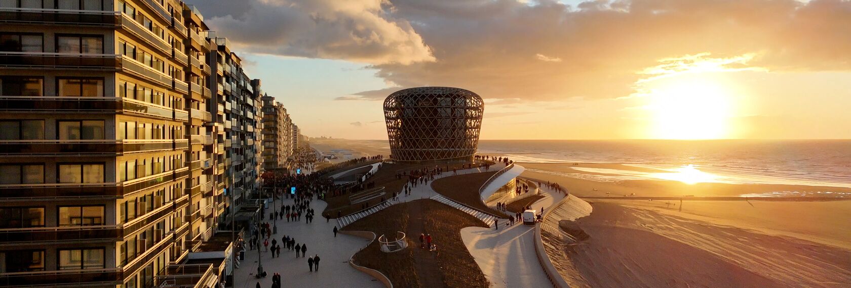 ConceptWall 50 Vliesgevels, MasterLine 8 Ramen, MasterLine 8 Deuren en MasterPatio Schuifsystemen - SILT: een nieuw landmark voor de Belgische kust gelegen in Middelkerke, België