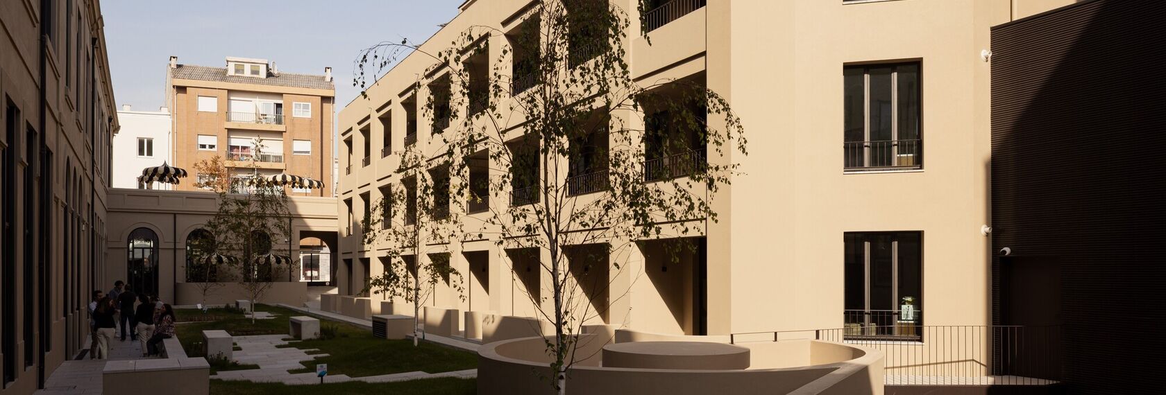 SlimLine 38 Ramen - Edificio Pharmacia gelegen in Porto, Portugal