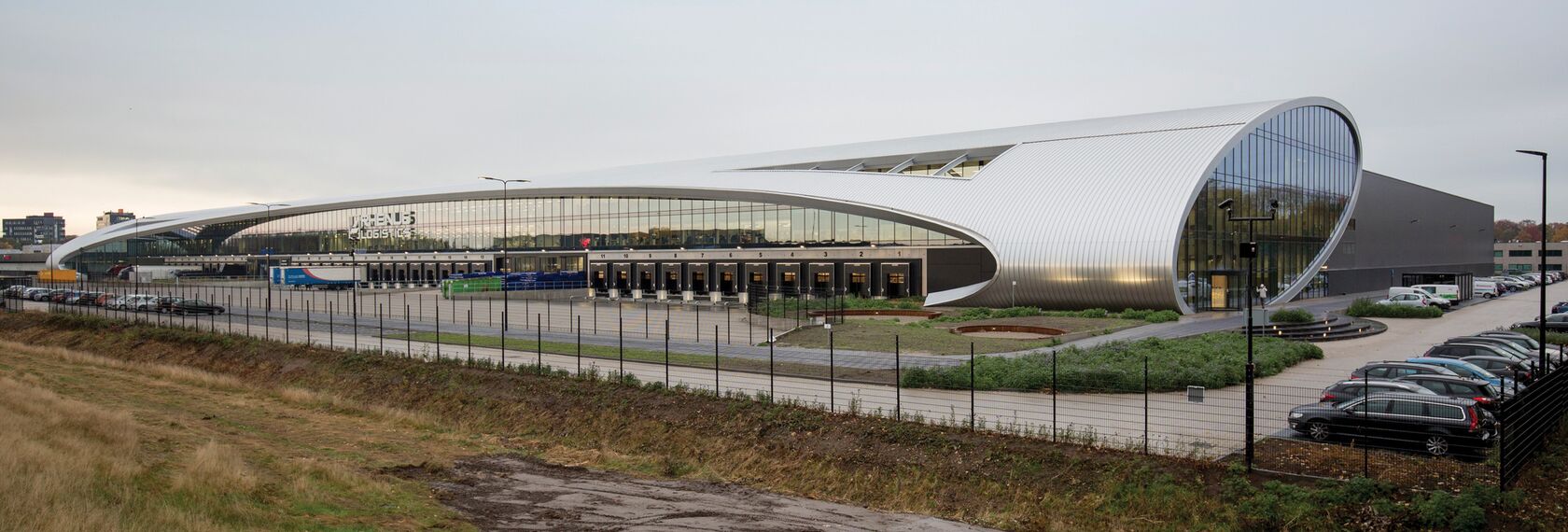 ConceptFolding 77 Schuifsystemen en ConceptWall 50 Vliesgevels - DC New Logic III: het op één na duurzaamste distributiecenturm ter wereld gelegen in Tilburg, Nederland