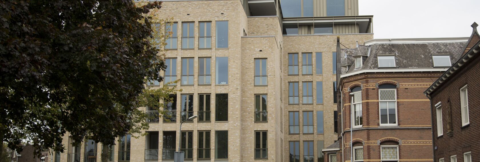 SlimLine 38 Ramen, CS 59 Automatic Door Deuren, ConceptSystem 77 Standard Deuren en ConceptSystem 77 Vlak Deuren - Brabants Dagblad: metamorfose aan het Emmaplein in Den Bosch gelegen in 's Hertogenbosch, Nederland