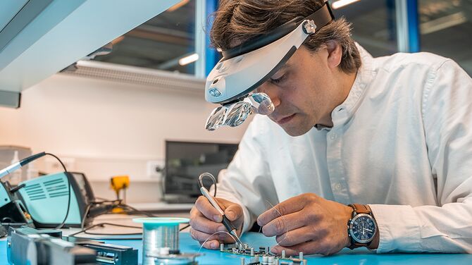 Expert working on electronics at the Reynaers Technology Centre.