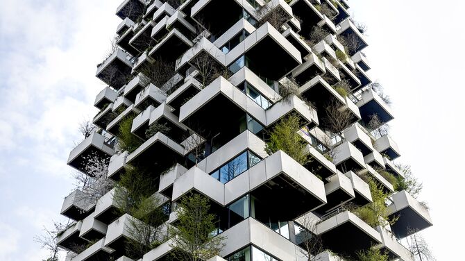 Schuin zicht op vertical forest gebouw.