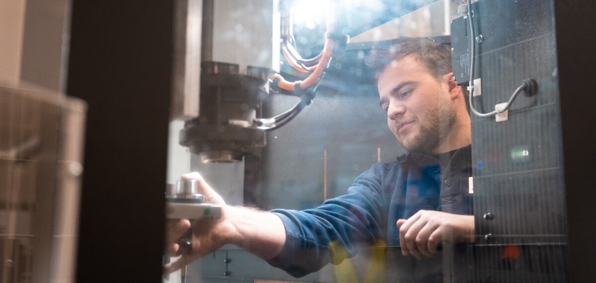 Reynaers Aluminium operator working on machine.