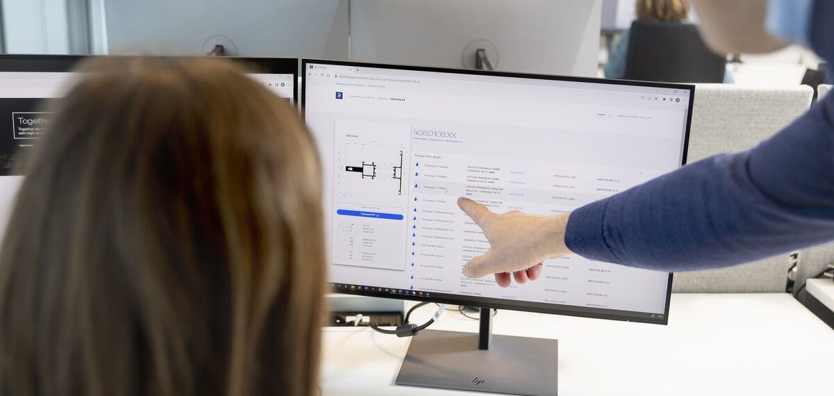 Profesionales colaborando en el uso de Docu Portal
