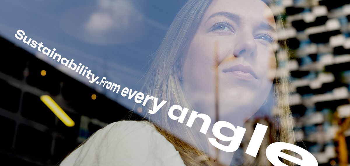 Vrouw kijkt uit het raam