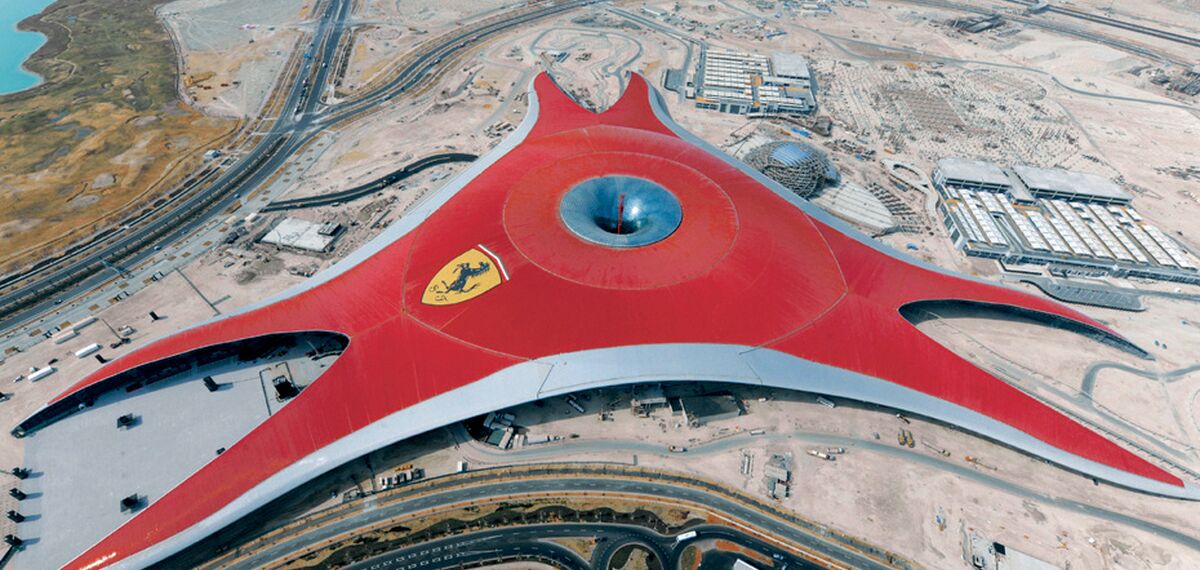 ConceptWall 86 Vliesgevels - Ferrari World Abu Dhabi gelegen in Abu Dhabi, Verenigde Arabische Emiraten