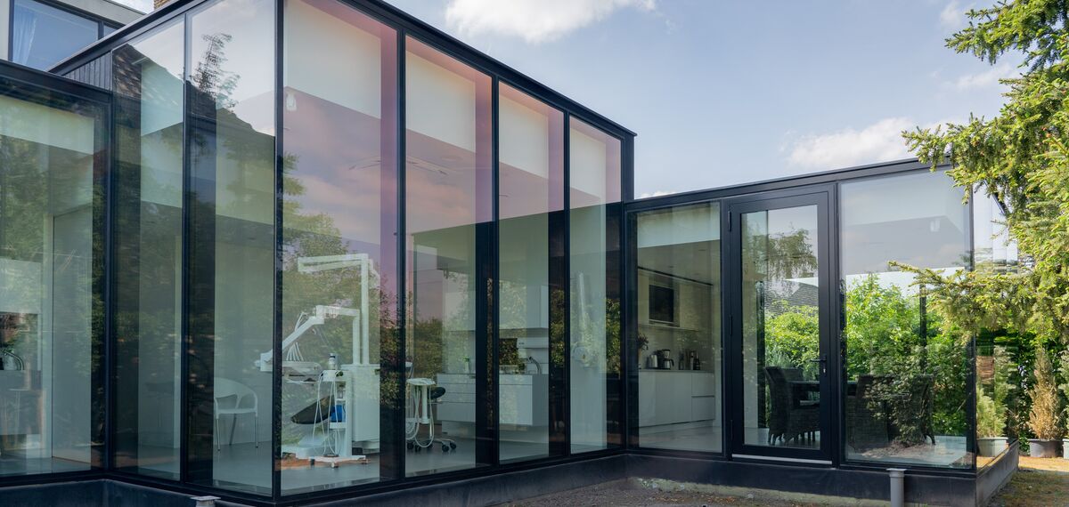 ConceptWall 50 Vliesgevels en ConceptWall 50 Structureel geklemd Vliesgevels - Uitbreiding Tandartspraktijk Bavel: vertanding glasgevel geeft tandartspraktijk transparantie gelegen in Bavel, Nederland