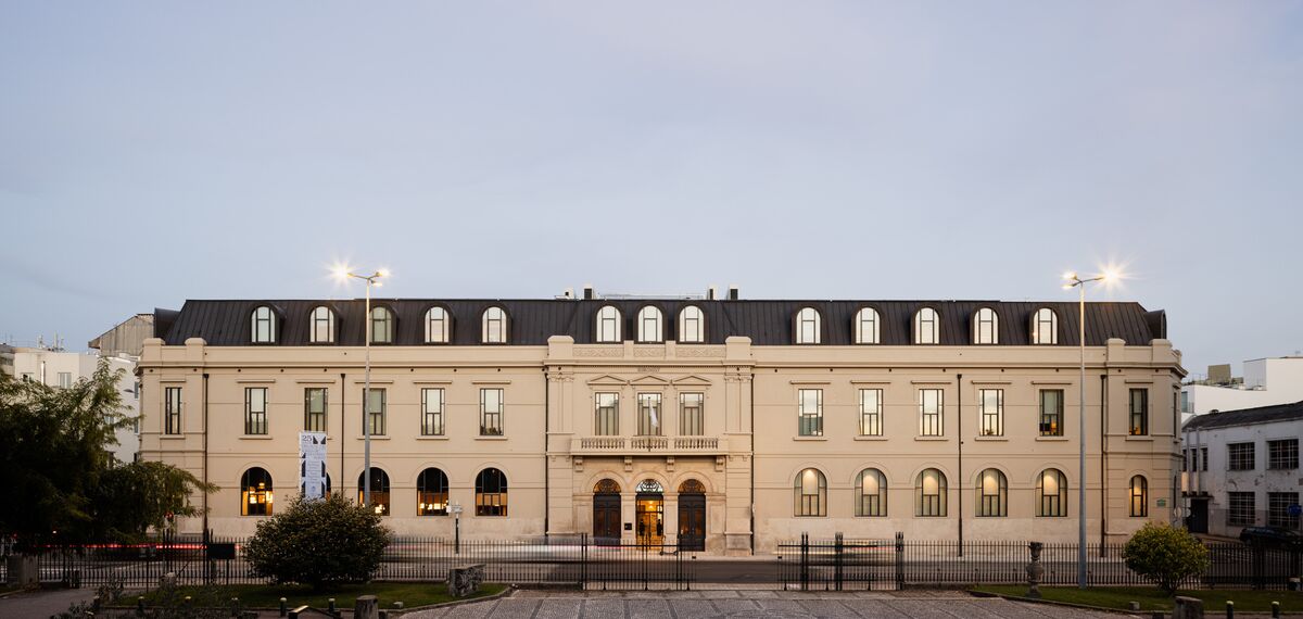 SlimLine 38 Ramen - Edificio Pharmacia gelegen in Porto, Portugal
