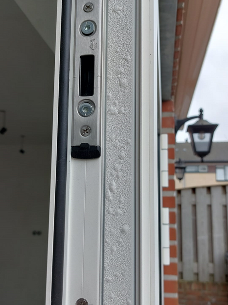 Afbeelding blaasjes op isolatoren - Reynaers Aluminium