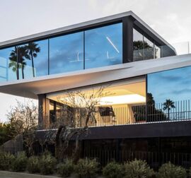 Modern huis met grote Reynaers Aluminium ramen en een strak, minimalistisch ontwerp.