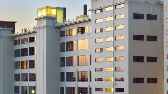 Het Anton-gebouw op Strijp S in Eindhoven bij valavond.