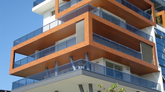 ConceptPatio 130 Schuifsystemen, ConceptWall 50 Vliesgevels, ThermoSystem 68 Ramen en ConceptPatio 68 Schuifsystemen - Appartementencomplex Tree House gelegen in Lignano Sabbiadoro, Italië