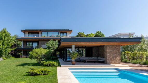 ConceptWall 50 Structureel geklemd Vliesgevels en MasterLine 8 HI+ Ramen - M House gelegen in Voluntari, Roemenië